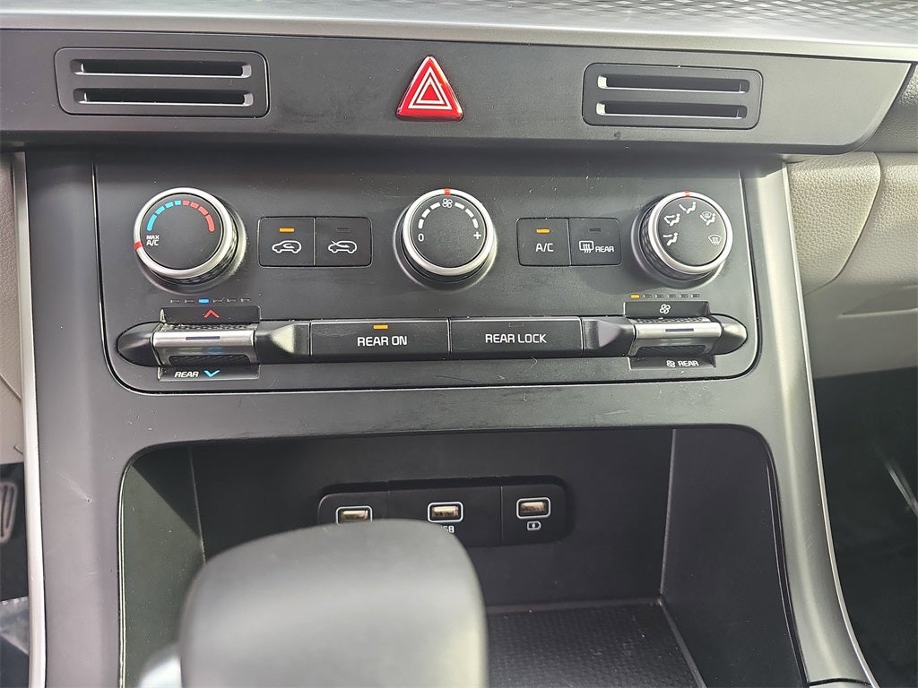 2023 Kia Carnival LX